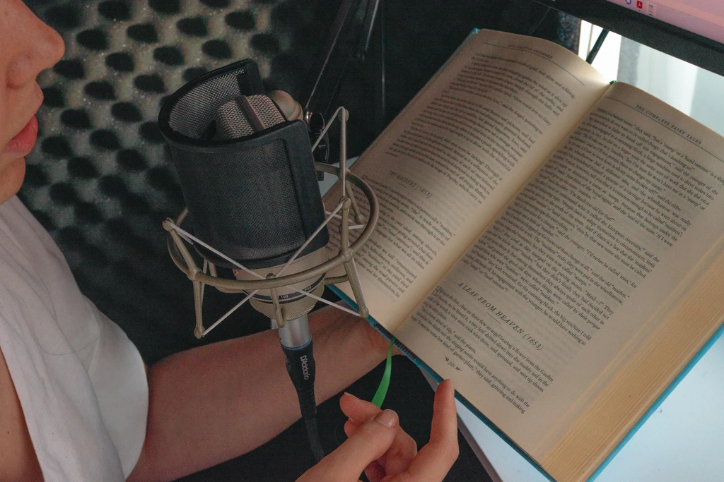 brazilian voice over studio with neumann tlm 103 microphone anti pop in vocal booth Amanda de Andrade voice over actress