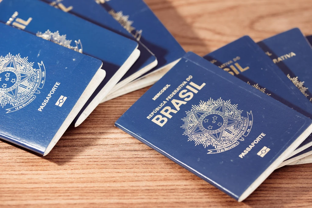 vários passaportes brasileiros numa mesa de madeira